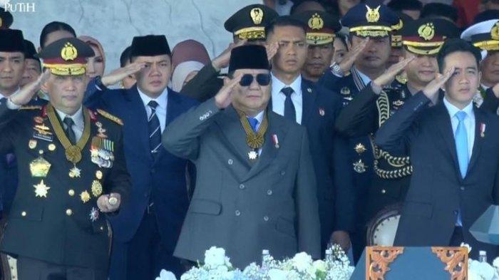 Presiden RI Prabowo Subianto dan Wapres Gibran Rakabuming Raka menghadiri HUT Bhayangkara di Monas, Jakarta, Selasa (1/7/2025). Dalam kesempatan ini, Presiden Prabowo Subianto meminta Komandan Upacara, Irjen Pol Dadang Hartanto untuk menghadap dirinya. (Dok. YouTube Setpres)
