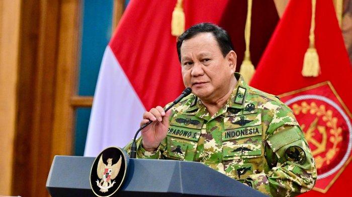 Presiden Republik Indonesia, Prabowo Subianto, memimpin jamuan makan malam bersama para kepala daerah dan taruna di Ruang Makan Husein, Kompleks Akademi Militer (Akmil) Magelang, Jawa Tengah, pada Kamis, 27 Februari 2025. Acara ini digelar dalam rangka retreat kepala daerah sebagai wadah untuk mempererat hubungan dan sinergi dalam kepemimpinan nasional.