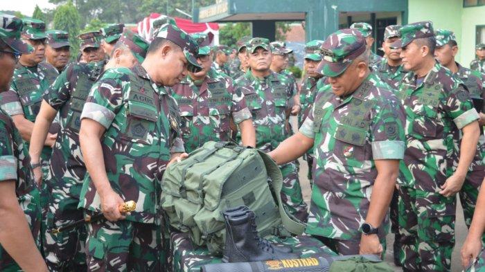 Panglima TNI Jenderal TNI Agus Subiyanto meninjau kesiapan Rumah Sakit Lapangan (Rumkitlap) yang digelar di Yonkes 1/1 Kostrad, pada Jumat (7/6/2024). Peninjauan tersebut adalah bagian dari rangkaian penyiapan Joint Medical Humanitarian Operations (Operasi Kemanusiaan Gabungan Bidang Kesehatan) di Gaza, Palestina. (Dispenad)