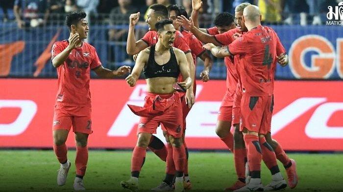 Bek timnas Indonesia, Pratama Arhan (kiri) menjalani debut manis di Thai League bersama True Bangkok United saat mengalahan Buriram United 3-2, Minggu (12/1/2025).