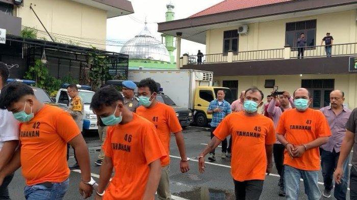 Preman yang serang sopir truk di Jalan Jamin Ginting, KM 23, Desa Durin Sembelang, Kecamatan Pancur Batu, Deliserdang, ketika diamankan oleh polisi, Selasa (5/3/2024).  