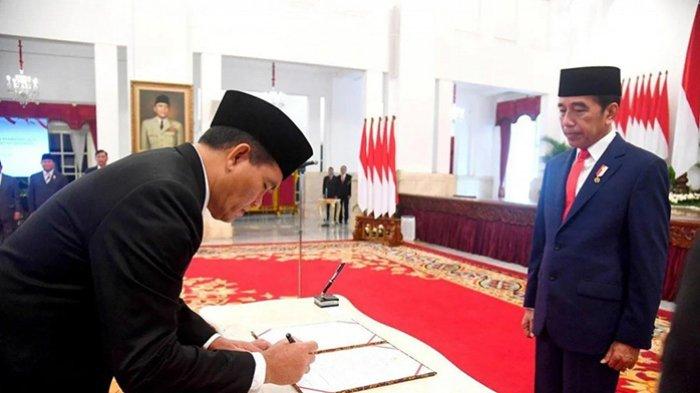 Presiden Joko Widodo (Jokowi) melantik Sahat Manaor (SAM) Panggabean sebagai Kepala Badan Karantina Indonesia (Barantin), Rabu (13/09/2023), di Istana Negara, Jakarta. (Humas Setkab)