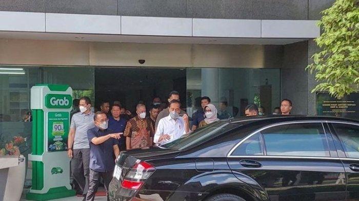 Presiden Joko Widodo saat meninggalkan akan masuk ke dalam mobil usai menjenguk budayawan dan cendekiawan muslim Emha Aiunun Najib atau sering dipanggil Cak Nun di RSUP dr Sardjito Yogyakarta. (KOMPAS.COM/YUSTINUS WIJAYA KUSUMA)
