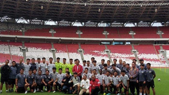 Presiden RI Joko Widodo alias Jokowi datang temui para pemain timnas U-20 Indonesia di Stadion Utama Gelora Bung Karno (SUGBK), Senayan, Jakarta Pusat, Sabtu (1/4/2023).