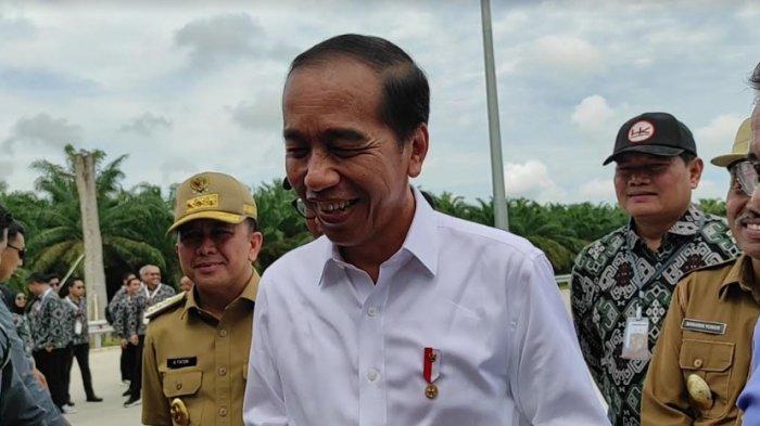 Presiden Republik Indonesia, Joko Widodo resmikan ruas Tol Kisaran - Indrapura, Bayung Lencir - Betung, Rabu (16/10/2024), di Kisaran, Kabupaten Asahan. Berharap, dapat mendukung pembangunan dan percepatan logistik. (Alif Alqadri  Harahap/tribun-medan.com)