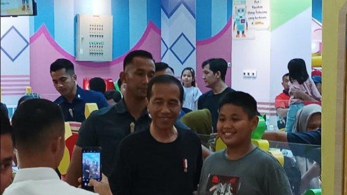 Presiden Republik Indonesia, Joko Widodo saat hadir di Mall Centre Point, Jalan Jawa, Kelurahan Gang Buntu, Kecamatan Medan Timur, Kota Medan, Kamis (11/4/2024). Jokowi terlihat hadir bersama dengan kedua cucunya dan menemani bermain di KiDZiLLA.