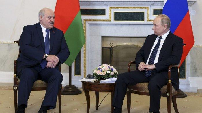 Presiden Rusia Vladimir Putin (kanan) dan Presiden Belarus Alexander Lukashenko menggelar pertemuan di St Petersburg, Rusia, beberapa waktu lalu. (Maxim Blinov, Sputnik, Kremlin Pool Photo via AP/Kompas.id)