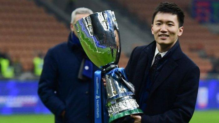 Presiden Inter Milan, Steven Zhang, mengangkat trofi Piala Super Italia. Zhang kalah di Pengadilan Hong Kong pada Selasa (19/7/2022) dan harus membayar kreditor senilai 255 juta dolar.