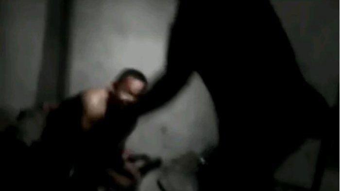 Pria paruh baya dibacok pedagang martabak. Aksi pembacokan ini direkam dan viral di media sosial. 