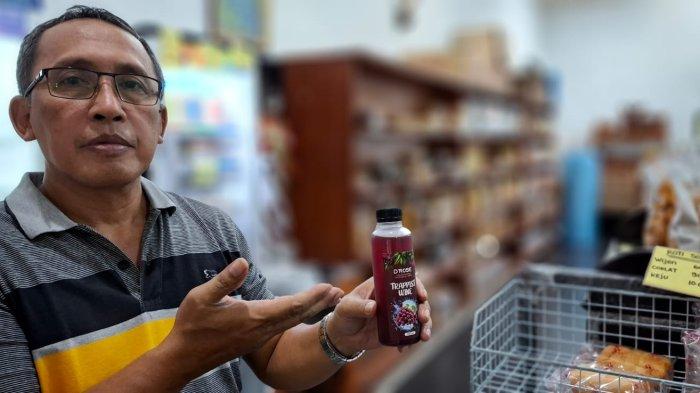 PRODUK ANDALAN: Rm. Edy Prasetyo Pr memperkenalkan salah satu produk andalan Wine Trappist di Café D’Rose di Pertapaan Santa Maria Rawaseneng, Temanggung, Selasa (18/02/2025). (HO)