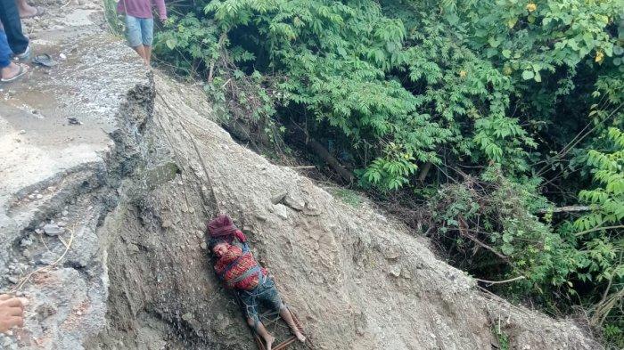 Proses evakuasi Robbi Ginting, salah seorang pengendara yang meninggal dunia usai terjun bebas ke jurang sedalam 250 meter di Kecamatan Tanah Pinem.  