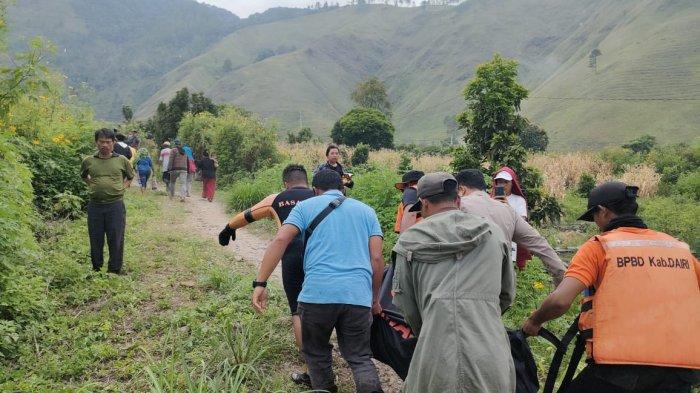 Proses evakuasi jasad Robinson Simanjorang yang tenggelam di perairan Danau Toba Silahisabungan Kabupaten Dairi, Kamis (7/3/2024).
 