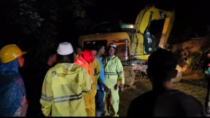 Proses evakuasi mobil yang tertimbun longsoran material saat melintas di kawasan Tapanuli Utara, Sabtu (3/2/2024).