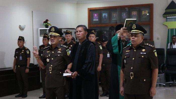 Proses pelantikan dua pejabat baru di Kejari Medan yang dilakukan di Aula Lantai II, Gedung Kejari Medan, Senin (5/2/2024). Dua pejabat tersebut yakni Dapot Dariarma Siagian sebagai Kepala Seksi (Kasi) Intelijen dan Feri Dinanta Ginting selaku Kasi Datun.