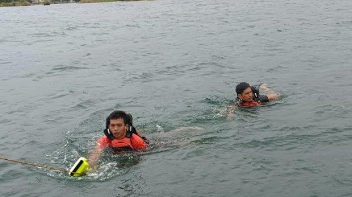 NELAYAN TENGGELAM; Proses pencarian seorang nelayan berinisial AM telah dimulai sejak kemarin, Selasa (10/6/2025) di perairan Danau Toba yang terletak di Desa Cinta Dame, Kecamatan Simanindo, Kabupaten Samosir.