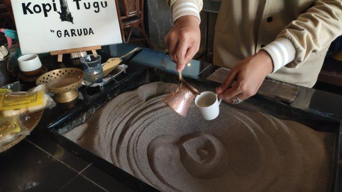 Proses pengolahan kopi pasir khas Turki di Kopi Tugu by Garuda yang berada di Jalan Veteran, Nomor 8, Berastagi.