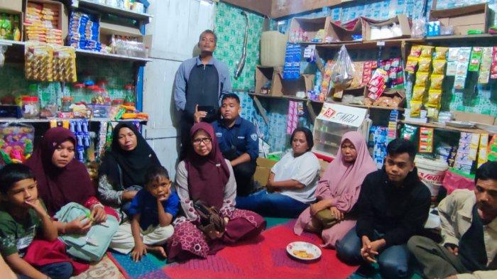 Proses pertemuan antara keluarga korban dengan keluarga sopir dump truk di kediaman supir yang berada di Kecamatan Sidikalang Kabupaten Dairi, Jumat (21/6/2024).