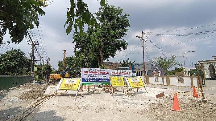 Proyek pembangunan floodway di pasar I Jalan Asoka Kecamatan Medan Selayang masih terus berlanjut, Senin (6/5/2024).  60 pedagang asoka menunggu putusan hasil negosiasi yang diberikannya ke Pemko Medan