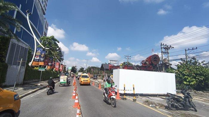 Proyek underpass di persimpangan jalan gatot subroto dan jalan gagal hitam Medan mulai dilaksanakan, senin (30/10/2023). Proyek underpass mulai di kerjakan guna mengurai kemacetan di kawasan tersebut.