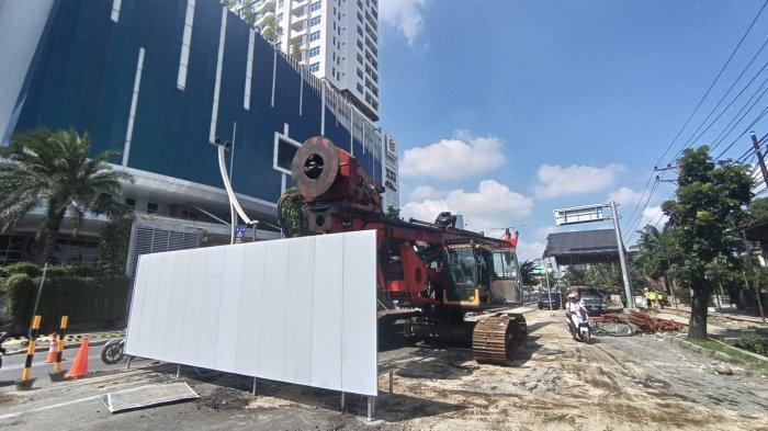 Proyek underpass di persimpangan jalan gatot subroto dan jalan gagal hitam Medan mulai dilaksanakan, senin (30/10/2023). Proyek underpass mulai di kerjakan guna mengurai kemacetan di kawasan tersebut.