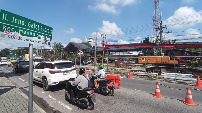 Proyek underpass di persimpangan jalan gatot subroto dan jalan gagal hitam Medan mulai dilaksanakan, senin (30/10/2023). Proyek underpass mulai di kerjakan guna mengurai kemacetan di kawasan tersebut.