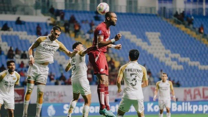Aksi bek PSM Makassar, Yuran Fernandes saat melawan Dewa United pada pekan ketiga Liga 1, Senin (26/8/2024) malam WIB. 