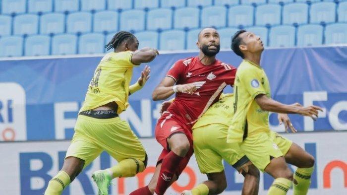 Pemain PSM Makassar Yuran Fernandes berduel melawan pemain Barito Putera pada pertandingan Liga 1 2024/2025.