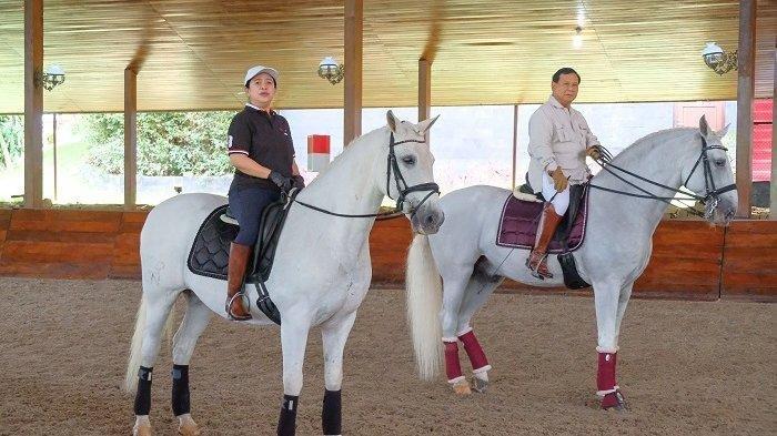 Ketua DPP PDI Perjuangan (PDIP) Puan Maharani dan Ketua Umum Gerindra Prabowo Subianto di Hambalang, Bogor, Jawa Barat, Sabtu (4/9/2022). Dalam kesempatan tersebut Puan Maharani diajak naik kuda kesayangan Prabowo Subianto.