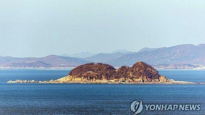 Pulau Yeonpyeong: Korea Utara verus Korea Selatan semakin memanas di pulau yang disengketakan. Bahkan, Korea Selatan (Koresel) saat ini telah mengevakuasi penduduk dari perbatasan Pulau Yeonpyeong yang disengketakan dengan Korut tersebut. Dalam kondisi ketegangan ini, Korea Utara telah menembakkan 200 peluru artileri ke perairan dekat perbatasan laut barat yang disengketakan, Jumat (5/1/2023). (KCNA)
