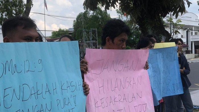 Puluhan mahasiswa yang tergabung dalam Aliansi Mahasiswa Peduli Politik dan Agama Sumatera Utara (Sumut) unjuk rasa. Massa berorasi ke sekretariat Panitia Natal Oikumene dan Kantor Gubernur Sumut, Jalan Diponegoro, Medan, Jumat (22/11/2024). 