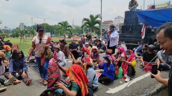 Puluhan masyarakat Simalungun dan mahasiswa berunjukrasa di depan pintu masuk Polda Sumut, Senin (25/3/2024). Mereka kembali menuntut supaya Sorbatua Siallagan, Ketua Komunitas adat Ompu Umbak Siallagan Dolok Parmonangan, Kabupaten Simalungun, yang ditangkap pada Jumat 22 Maret kemarin segera dibebaskan.
