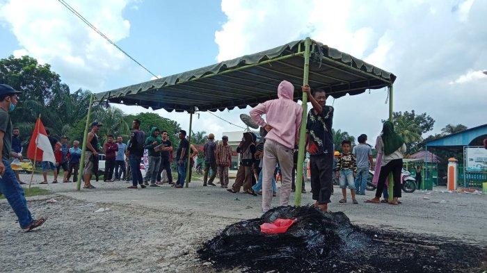 Puluhan masyarakat melakukan aksi unjuk rasa didepan kantor PTPN IV Regional I Asahan meminta general manager bertanggungjawab atas matinya sapi warga, Selasa (4/6/2024).