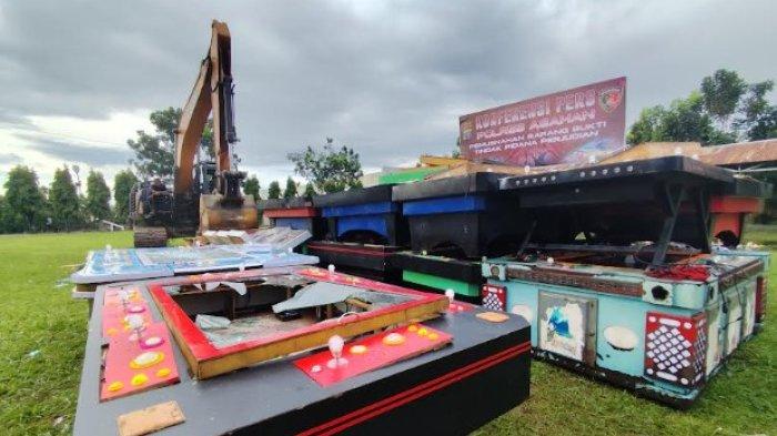 Puluhan mesin perjudian jenis Dindong dan Tembak Ikan dimusnahkan di halaman Mapolres Asahan, Senin (30/12/2024). Kapolres komitmen berantas judi di Asahan. (Alif Alqadri Harahap/tribun-medan.com)