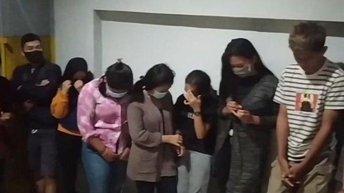 Sejumlah perempuan dan mucikari melakukan praktek prostitusi online melalui aplikasi MiChat.