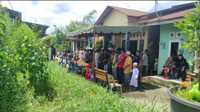 MENINGGAL DUNIA: Puluhan orang menyalatkan jenazah narapidana kasus narkotika lapas Tanjung Gusta, bernama Hendo Nurahman, di Gang Sentosa, Desa Suka Makmur, Kecamatan Deli Tua, Kabupaten Deli Serdang (14/7/2025). Ia diduga stres lantaran harusnya bebas sejak November 2024, namun hingga kini masih ditahan.