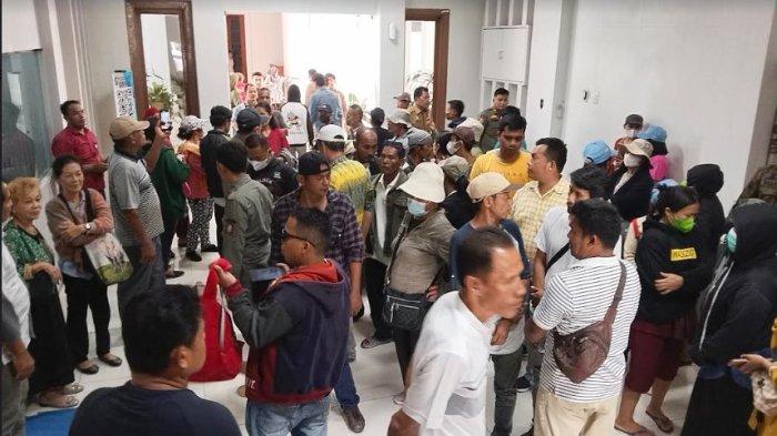 Puluhan warga Desa Sampali geruduk Kantor Bupati Deli Serdang Senin, (10/6/2024).