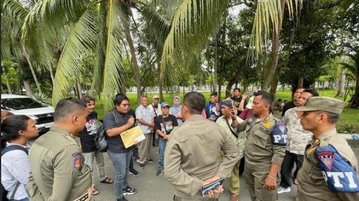 KANTOR BUPATI DIDATANGI: Puluhan warga dari Kecamatan Sibolangit mendatangi kantor Bupati Deli Serdang, Senin (14/4/2025).  Mereka mengaku sebagai kelompok tani yang lahannya diserebot oleh PT Nirvana Memorial Nusantara perusahaan yang mengelola pemakaman mewah di kawasan Sibolangit. (Foto : Indra Gunawan Sipahutar).