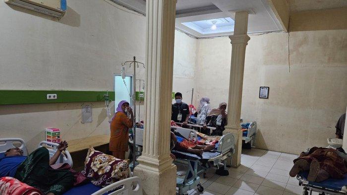 Puluhan warga keracunan gas dibawa ke rumah sakit Kamis (22/2/2024).