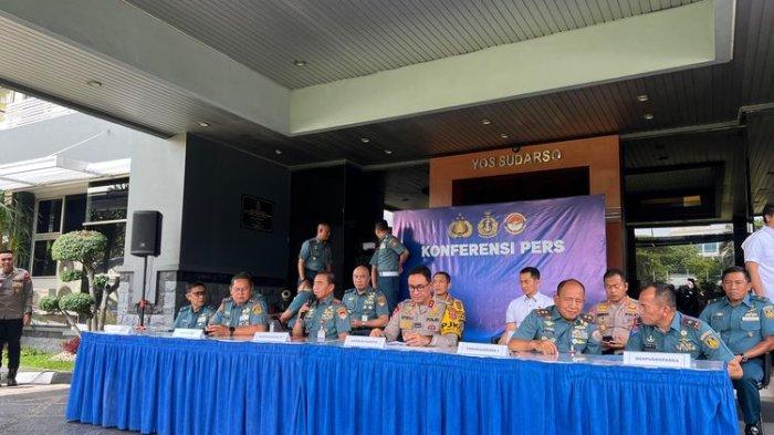 Konferensi pers TNI Angkatan Laut dan Polda Banten mengenai penembakan di rest area Tol Tangerang-Merak, Senin (6/1/2025) di Markas Koarmada RI, Jakarta Pusat.(KOMPAS.com/NICHOLAS RYAN ADITYA)