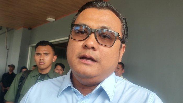 Topan Obaja Ginting saat diwawancara usai dirinya mengikuti rapat Paripurna di DPRD Medan, Selasa (18/2/2025). Topan mengatakan, sampai hari ini dirinya belum terima undangan apapun tentang isu pelantikan dirinya pindah tugas ke Pemprov Sumut.