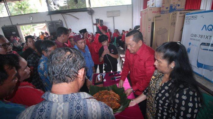 Ketua DPD PDI Perjuangan Sumut Rapidin Simbolon bersama istri (Ketua DPRD Samosir) menerima doa dan berkat melalui borhat-bohat dan diberikan Dekke Simudur-udur untuk memenangkan PDI Perjuangan dan Ganjar Pranomo Presiden i Gedung Serba Guna Harapan Bunda Kota Padang Sidimpuan, Minggu (27/8/2023)