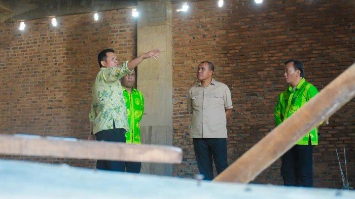 Bupati Sergai Darma Wijaya didampingi Wakilnya Adlin Tambunan saat meninjau pembangunan RSUD Sultan Sulaiman Sergai dalam rangka meningkatkan pelayanan kesehatan di Sergai, Jum'at (13/10/2023).