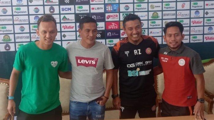 Rachmad Hidayat (kiri) berfoto bersama dengan Pelatih PSMS Medan dan Persiraja jelang duel