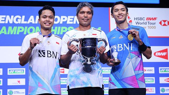 Dua anak didik Coach Irwansyah, Jonatan Christie dan Anthony Sinisuka Ginting bersama Coach Irwansyah dalam momen penyerahan medali usai final All England 2024, Utilita Arena Birmingham, Inggris, Minggu (17/3/2024).