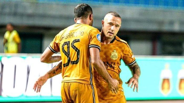 Radja Nainggolan (kanan) saat membela klub Liga 1 Bhayangkara FC 