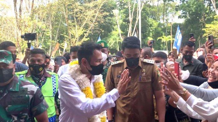 Raffi Ahmad bersama Wali Kota Medan, Bobby Nasution disambut teriakan warga di Medan Zoo, Selasa (17/5/2022)