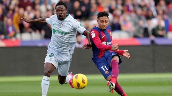 Raphinha (kanan) cetak gol dalam laga Barcelona vs Getafe pada lanjutan Liga Spanyol di Stadion Olimpic Lluis Companys (24/2/2024).
