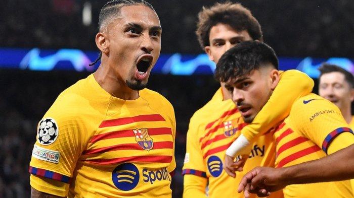 Pemain Barcelona, Rafinha sleebrasi usai cetak gol ke gawang PSG di Liga Champions 2023-2024