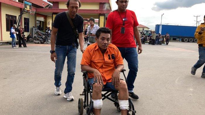 Rahmat, tersangka pembunuhan Umita (39) mayat perempuan yang sempat diangkut menggunakan becak barang di Gang Keluarga Ujung, Desa Manunggal, Kecamatan Labuhan Deli, Deliserdang, saat dipaparkan di Polres Pelabuhan Belawan, Sabtu (18/11/2023).