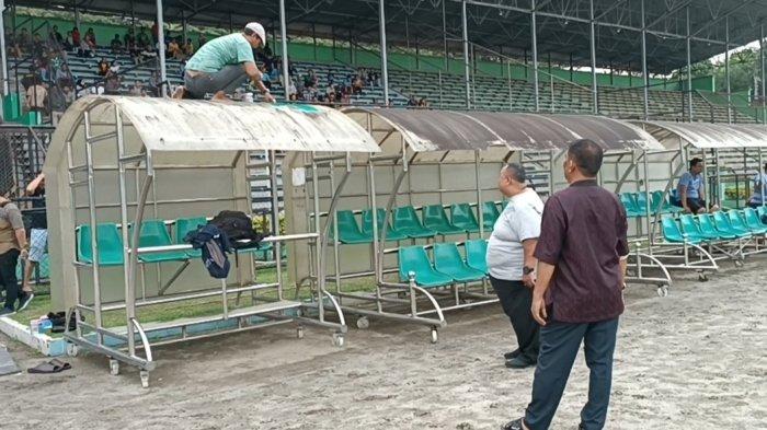 Ketua Panitia Turnamen Edy Rahmayadi Cup 2023, Rahudman Harahap saat memantau persiapan Stadion Teladan